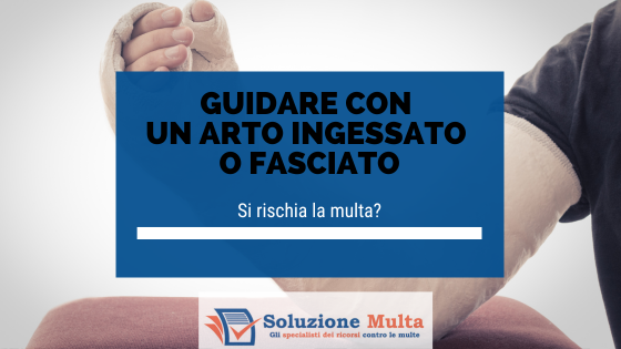 Guidare con un arto ingessato o fasciato: si rischia la multa?